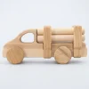 Holzauto mit Holzstämmen