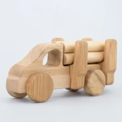 Holzauto mit Holzstämmen