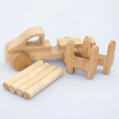 Holzauto mit Holzstämmen