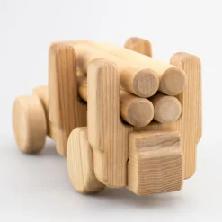 Holztraktor mit Holzstämmen