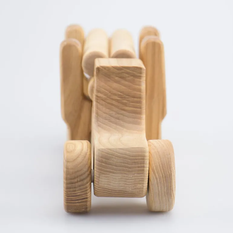 Holztraktor mit Holzstämmen