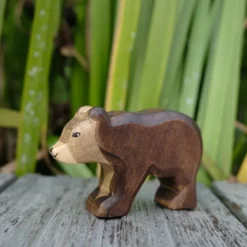 Holzwald Holzfigur Bär klein gehend