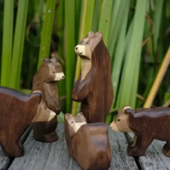 Holzwald Holzfigur Bär klein gehend