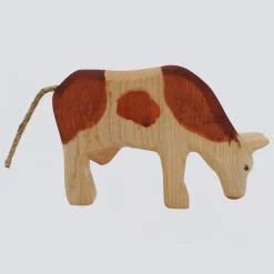 Holzwald Holzfigur Kuh fressend