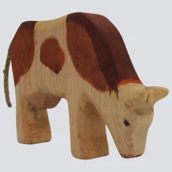 Holzwald Holzfigur Kuh fressend