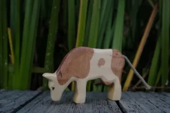 Holzwald Holzfigur Kuh fressend