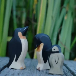 Holzwald Holzfigur Pinguin Kopf tief