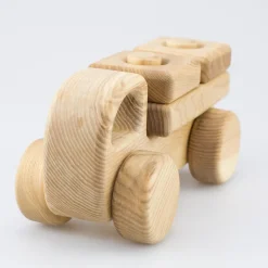 Kleines Holzauto zum Stecken