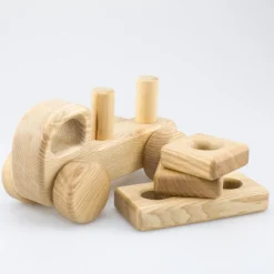 Kleines Holzauto zum Stecken