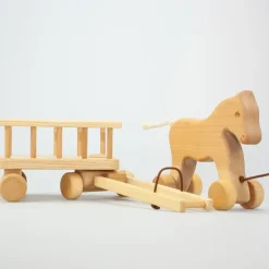 Nachziehpferd mit Leiterwagen