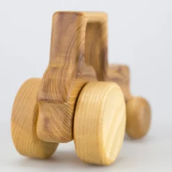 Traktor aus Holz